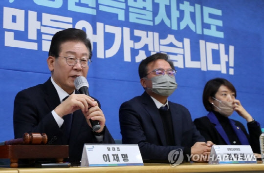 이재명 더불어민주당 대표가 23일 오전 강원도 춘천시 강원도당에서 열린 제49차 현장최고위원회의에서 검찰 소환 조사에 대한 입장을 밝히고 있다. <연합뉴스>